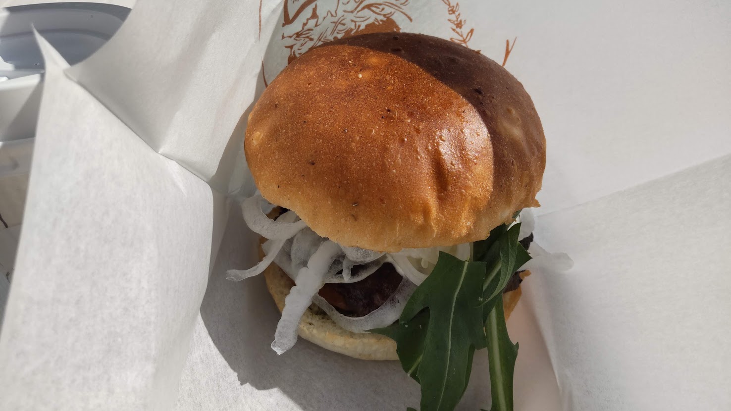 淡路牛バーガーのアップ（玉ねぎとルッコラ入り）