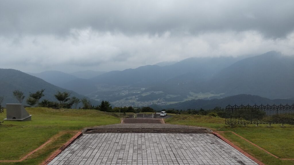 ベルピール自然公園の鐘楼から見下ろす山間の町並み