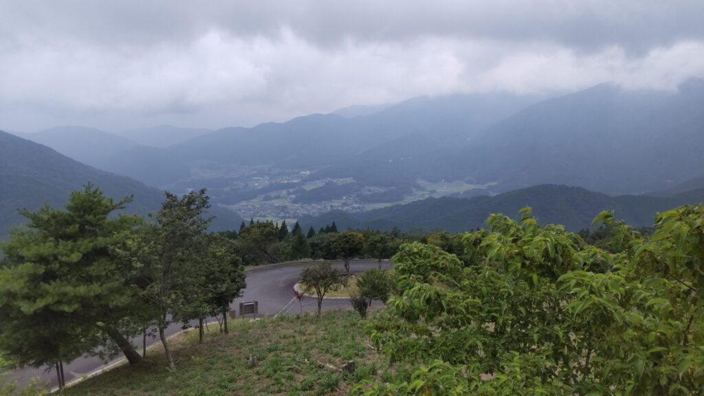 ベルピール自然公園の展望台から見える里山とくねる山道