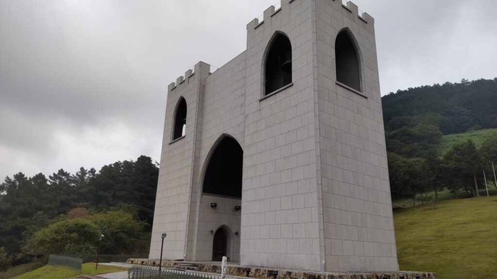 ベルピール自然公園にそびえるゴシック調の鐘楼