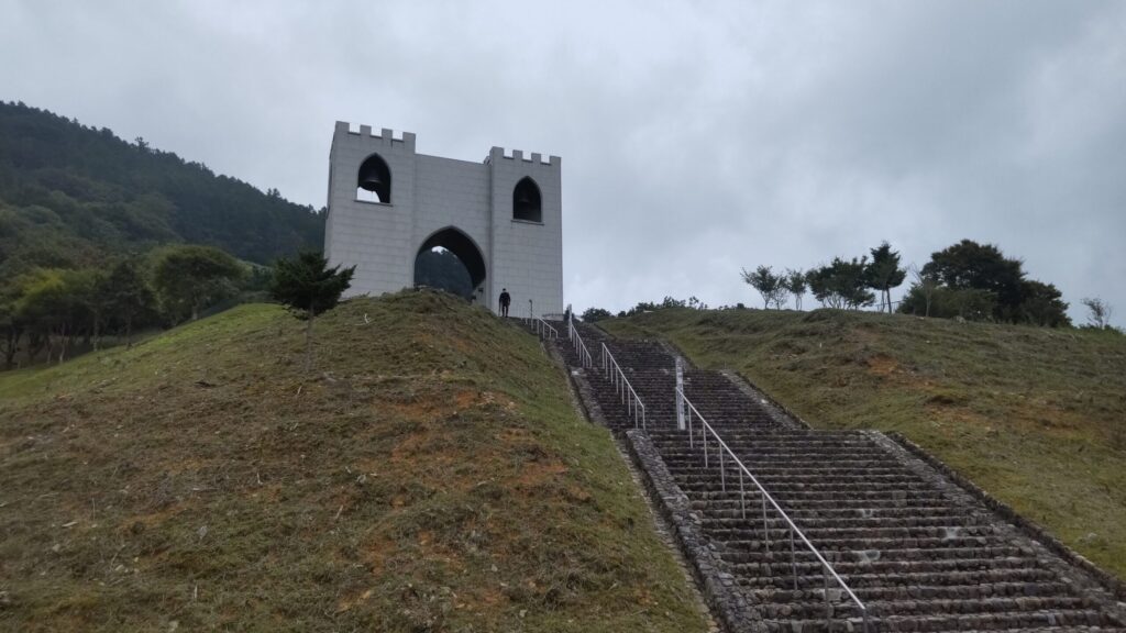 小高い丘に建つベルピール自然公園の「愛の鐘」の鐘楼