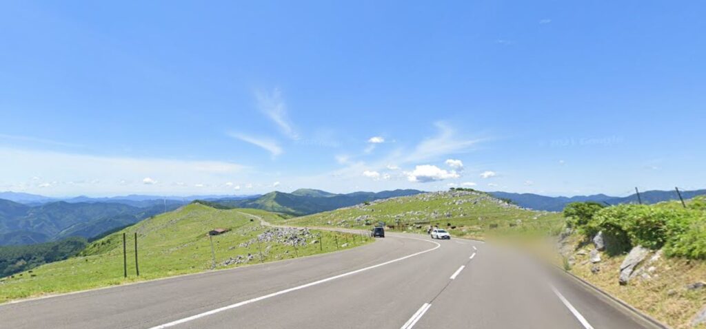 四国カルスト天狗高原の展望道路とパノラマの山景