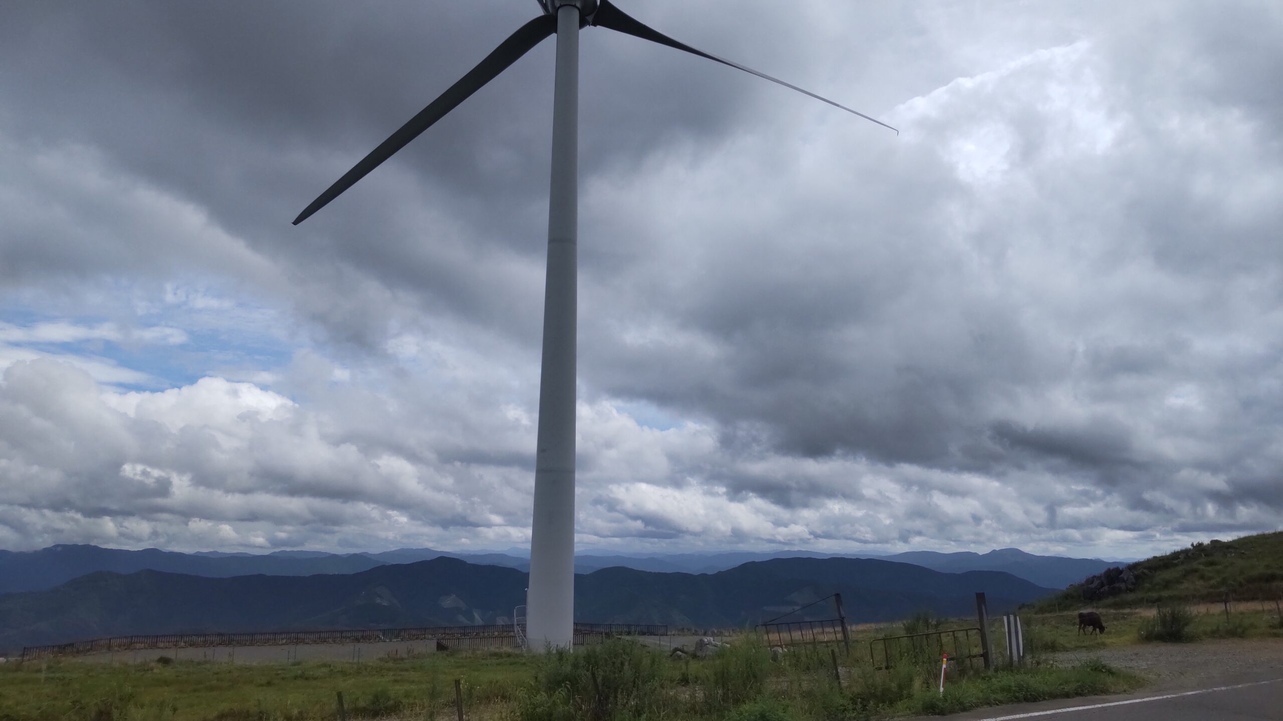 四国カルストに建つ巨大な風力発電の風車