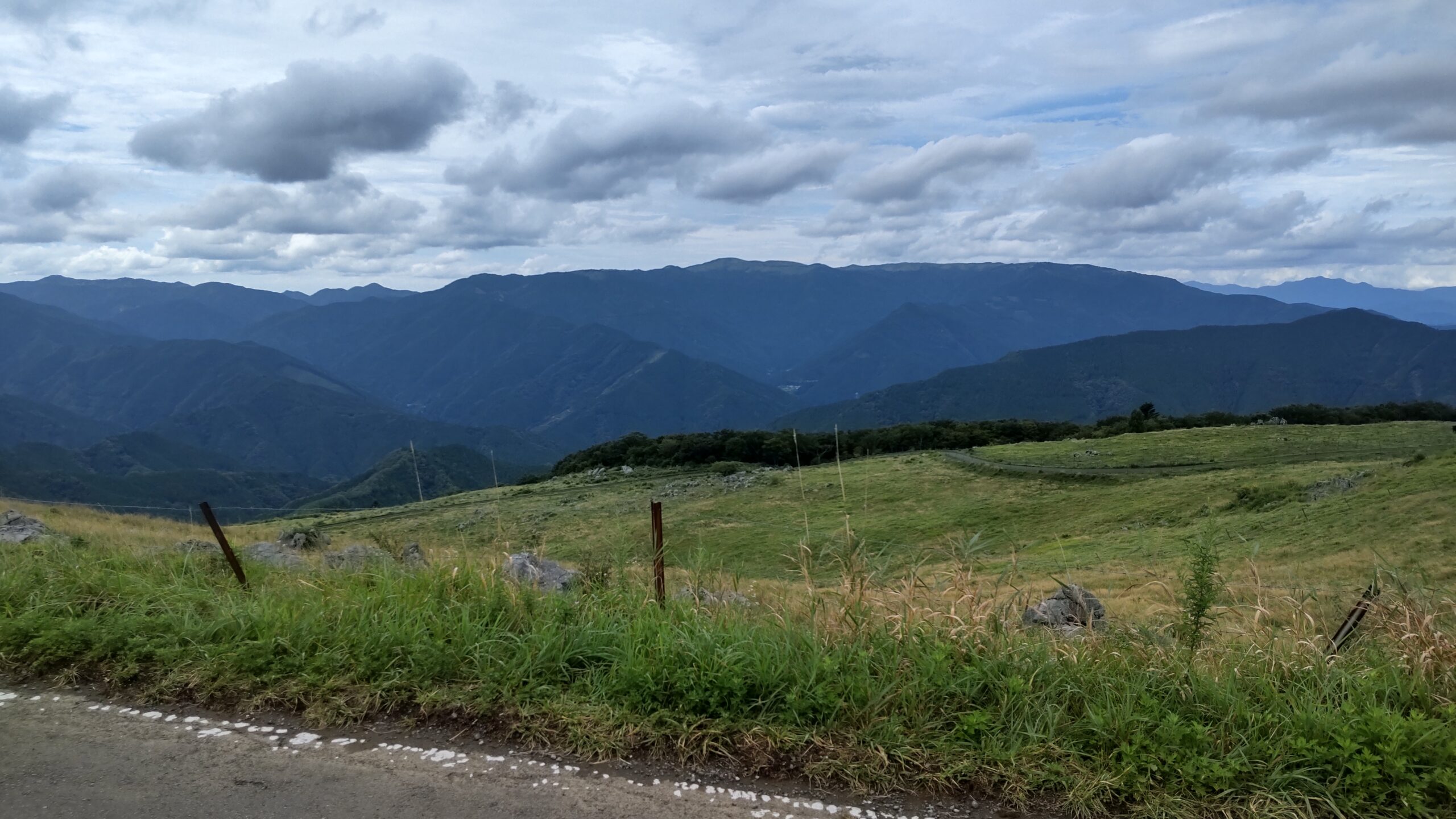 四国カルストからの広がる山岳風景と青空