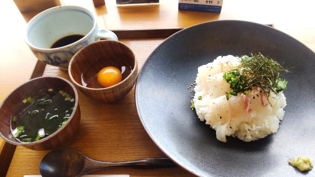 道の駅ふたみで味わえる新鮮な鯛の海鮮丼セット