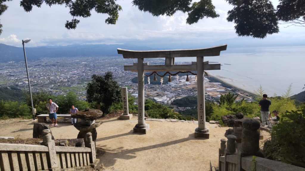 高屋神社の鳥居越しに見える瀬戸内海と街並み