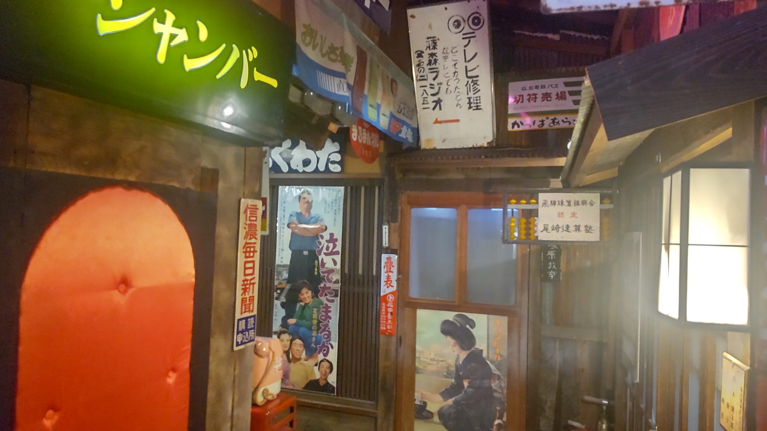 レトロな看板やポスターが並ぶ高山昭和館の室内通路