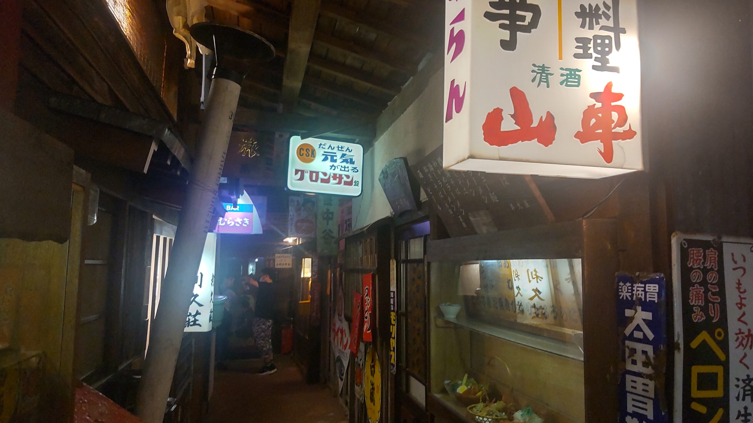 昭和の街角を再現した飲食店通りの風景