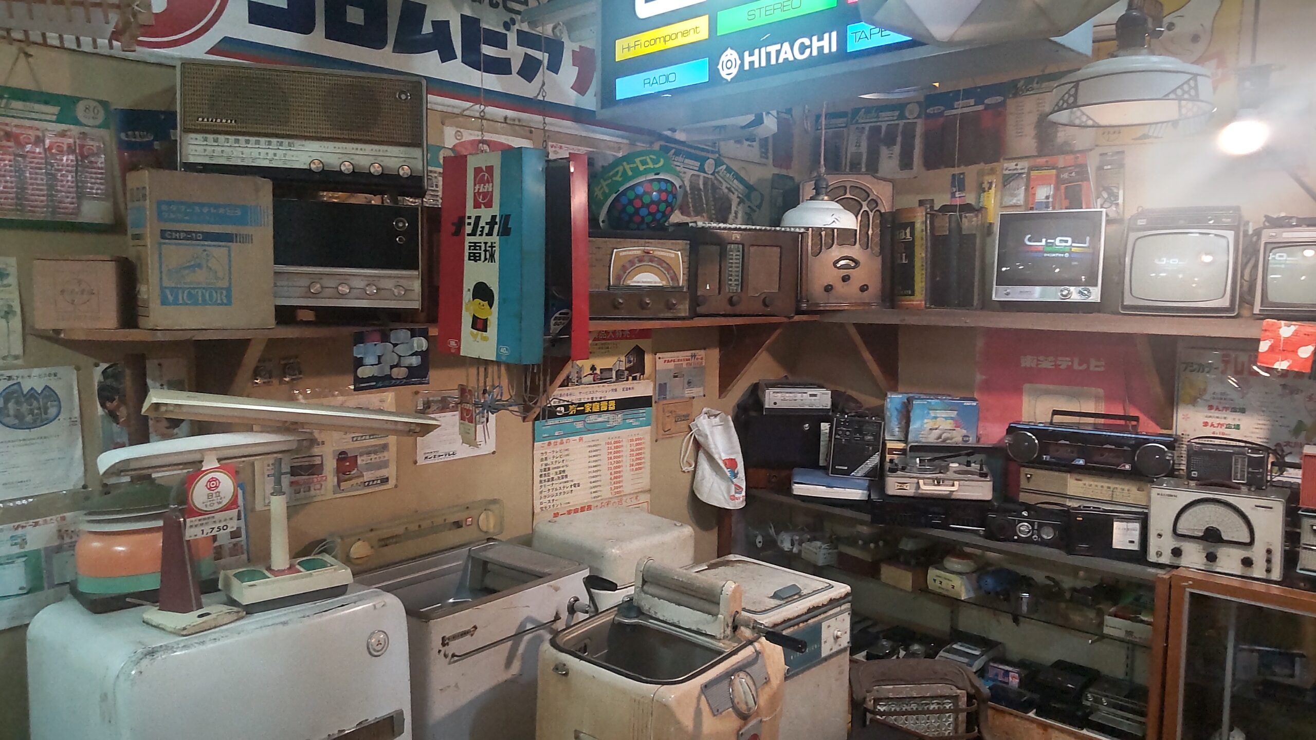 昭和家電とラジオが並ぶ展示コーナー