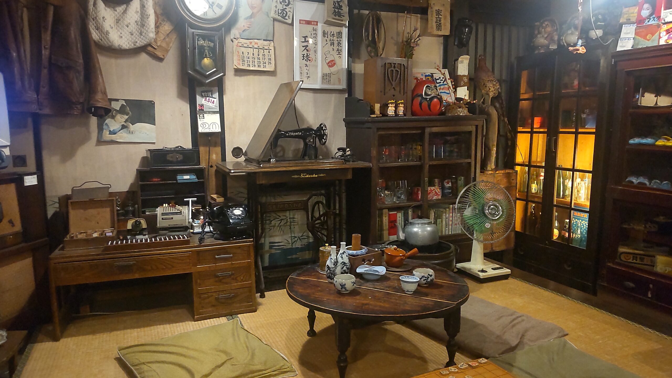昭和の茶の間を再現した畳の部屋と生活道具