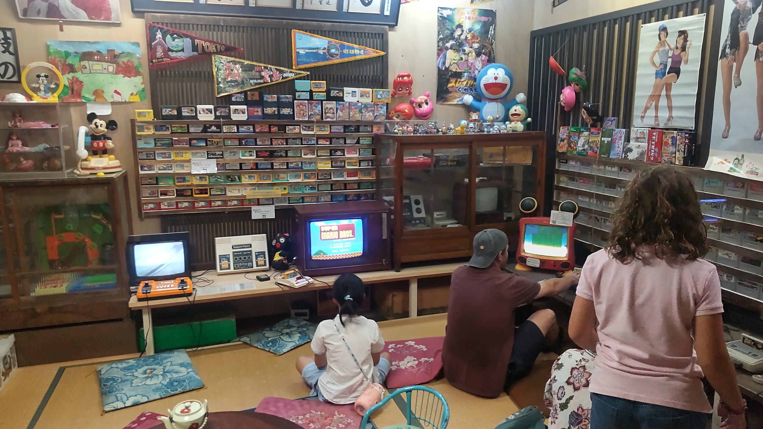 ファミコンやソフトが並ぶ昭和のゲーム部屋